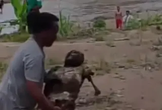 Warga Desa Aek Lobu, Tapanuli Selatan, dikejutkan dengan penemuan kerangka jasad manusia di sekitar aliran sungai yang terjepit tumpukan kayu. (Foto: Istimewa)