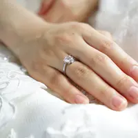 Ilustrasi Memakai Perhiasan Credit: pexels.com/pixabay