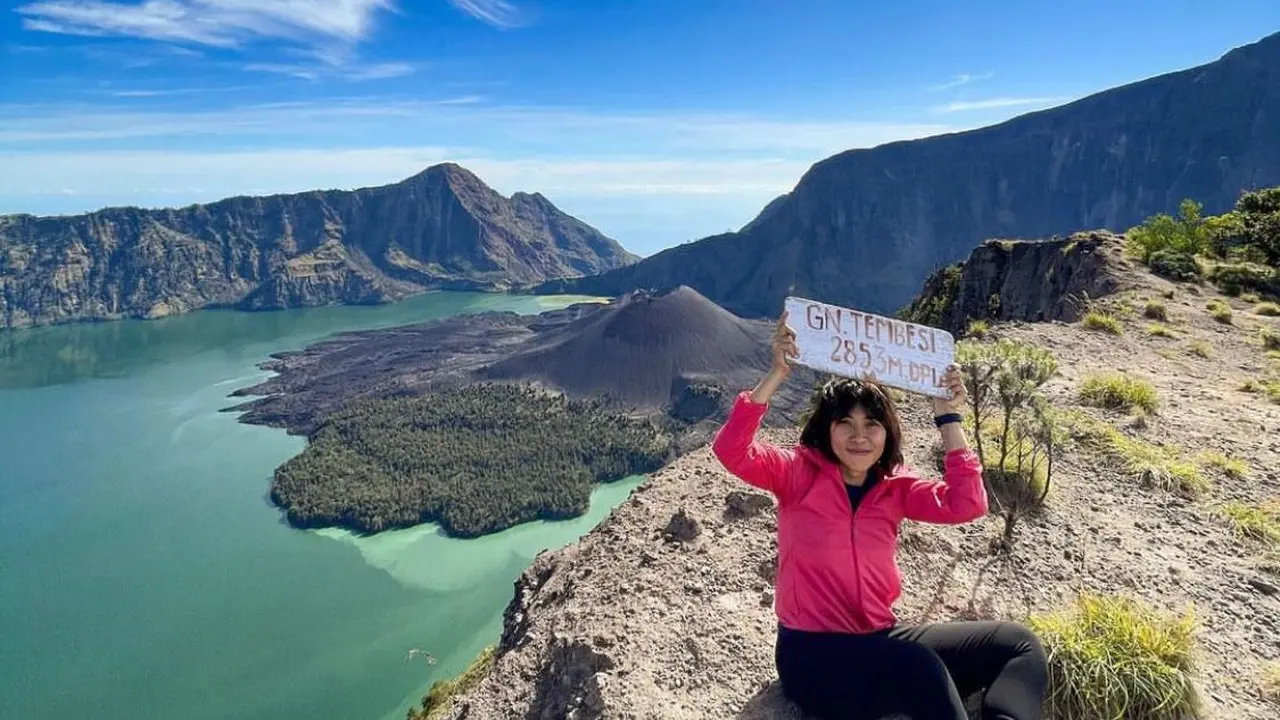 Gunung Barujari dekat dengan Danau Segara Anak di kawasan Taman Nasional Gunung Rinjani
