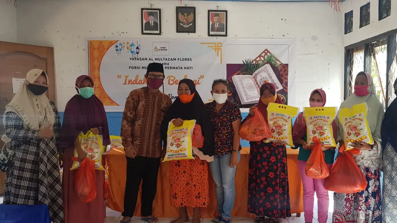 Yayasan Al Multazam Flores Bagi Paket Sembako bagi Warga Muslim di Pesisir Kota Uneng. (Liputan6.com/Dionisius Wilibardus)