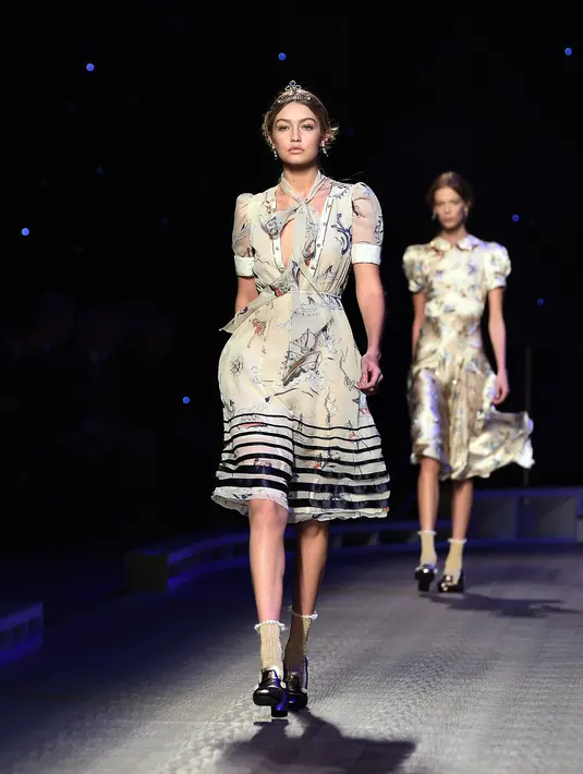 Seorang fans tersebut menulis di akun twitter miliknya. "Kami berada di luar area panggung, suasana ramai sekali sampai berdesak desakan, sampai saya terjatuh tersandung disitulah Gigi menolong saya," tulis fans tersebut. (AFP/Bintang.com)