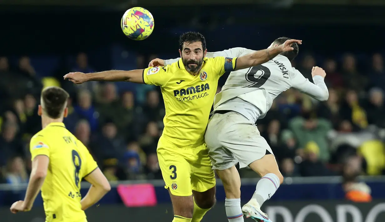 Pemain Barcelona, Robert Lewandowski, berebut bola dengan pemain Villarreal, Raul Albiol, pada laga Liga Spanyol di Stadion Ceramica, Minggu (12/2/2023). Barcelona dan Villarreal menciptakan sejumlah peluang. (AP Photo/Alberto Saiz)