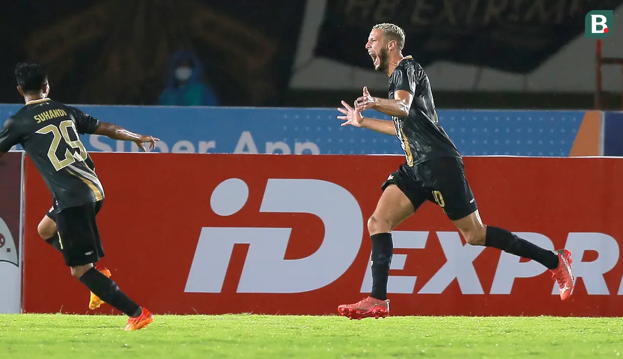 Selebrasi pemain Dewa United FC, Karim Rossi setelah mencetak gol kedua timnya ke gawang PSIS Semarang dalam lanjutan babak penyisihan Grup A Piala Presiden 2022 antara Dewa United FC menghadapi PSIS Semarang di Stadion Manahan, Solo, Jawa Tengah, Jumat (17/6/2022). (Bola.com/Arief Bagus)