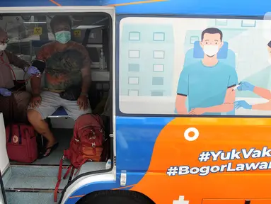 Petugas Dinas Kesehatan Kota Bogor melakukan skrining kesehatan kepada calon penerima vaksin Covid-19 dosis ketiga (booster) di mobil vaksinasi keliling, Terminal Penumpang Tipe A Baranangsiang, Kota Bogor, Sabtu (23/4/2022). Pemkot Bogor menyediakan sentra vaksinasi Covid-19 dosis booster untuk pemudik Lebaran 2022 di terminal tersebut sebagai salah satu upaya pemenuhan syarat perjalanan sekaligus untuk menekan laju penularan Covid-19 di tengah tingginya mobilitas masyarakat. (merdeka.com/Arie Basuki)