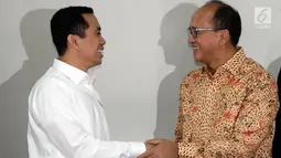 Presidium KAHMI, Kamrussamad (kiri) saat berbincang dengan Ketua Umum Kadin, Rosan Roeslani (kanan) di Jakarta, Kamis (23/11). Pertemuan membahas sinergi memperkuat penetrasi pasar maupun peningkatan kualitas produk UMKM. (Liputan6.com/Pool/KAHMI)