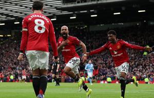 Pemain Manchester United (MU), Bryan Mbeumo (tengah), merayakan gol yang dicetaknya ke gawang Man City dalam laga pekan ke-22 Premier League 2025/2026 di Old Trafford, Sabtu (17/1/2026) malam WIB. MU menang 2-0 dalam pertandingan tersebut. (Darren Staples / AFP)