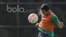 Pemain Timnas Indonesia U-22, Ricky Fajrin, berusaha menyundul bola saat latihan. Laga persahabatan melawan Persija menjadi uji coba terakhir Timnas U-22 sebelum bertolak ke Spanyol. (Bola.com/Vitalis Yogi Trisna)