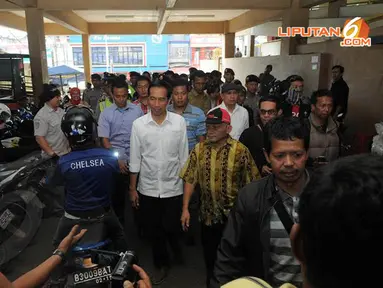 [FOTO] Blusukan ke Pasar, Jokowi Belanja Sayur, Buah, dan Sepatu