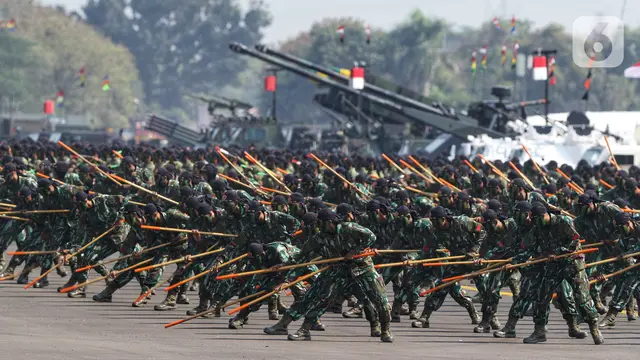 Atraksi Terjun Payung dan Bela Diri Meriahkan HUT ke-74 TNI