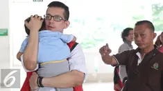 Pesinetron Jupiter Fortissimo menggendong anaknya sebelum menjalani sidang vonis di Pengadilan Negeri Jakarta Barat, Selasa (29/11). Jupiter divonis Majelis Hakim 2 tahun 6 bulan penjara, terkait kepemilikan narkotika. (Liputan6.com/Herman Zakharia)