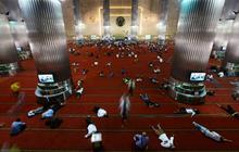 Ratusan jemaah tertidur usai Jumatan di Masjid Istiqlal