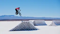 Pemain BMX profesional, Daniel Dhers menunjukkan aksinya bermain sepeda BMX di Salt Park Project, Uyuni, Bolivia pada April 2016. Arena BMX di gurun garam ini merupakan pertama kalinya dibangun untuk pertunjukkan para pemain BMX profesional.  (Reuters)
