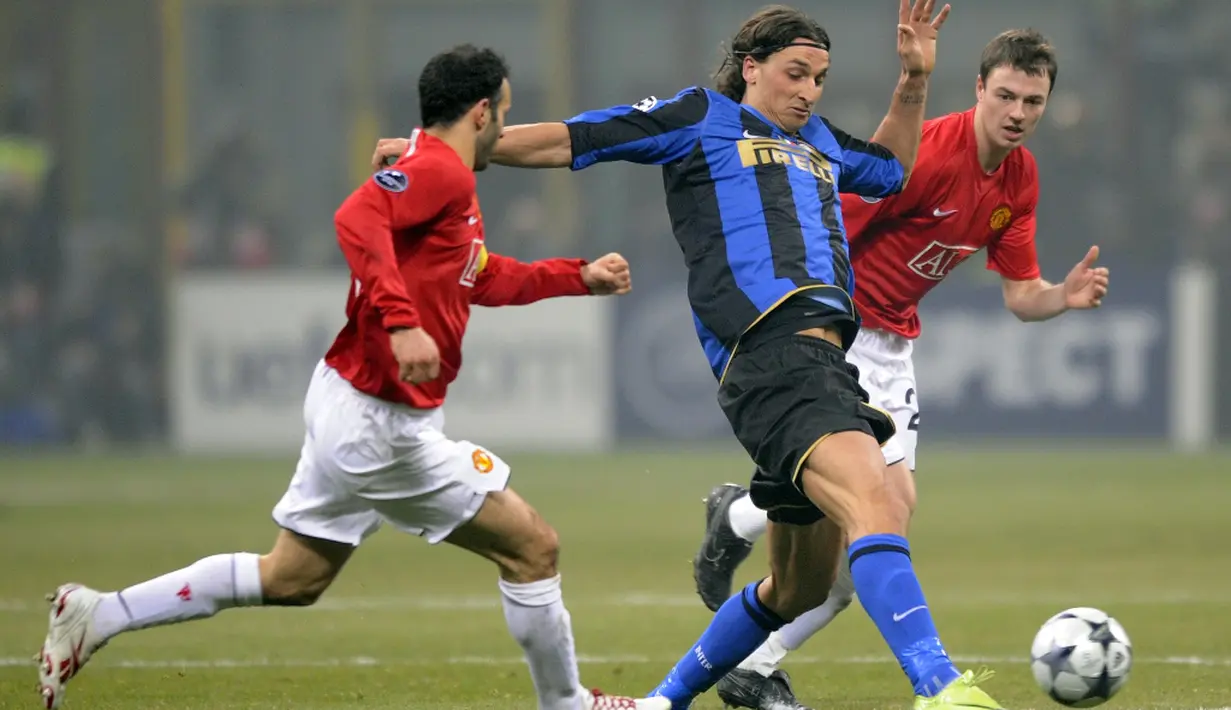 Zlatan Ibrahimovic saat membela Inter Milan melawan Manchester United pada leg pertama babak 16 Besar Liga Champions musim 2008/2009 di Stadion Giuseppe Meazza, Milan, (24/2/2009). Kedua tim bermain imbang 0-0. (AFP/Damien Meyer)