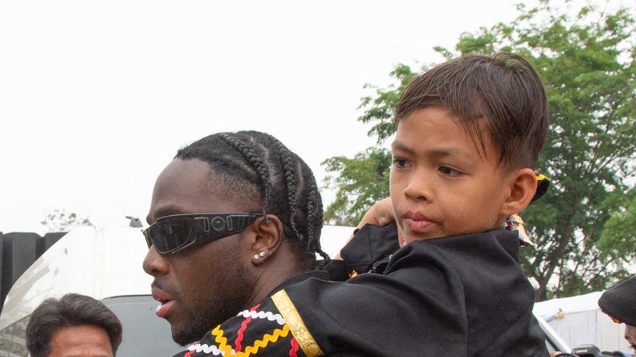 FOTO: Momen Akrab Dhika Bocah Penari Pacu Jalur Viral Digendong Rapper Amerika