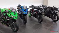 Kawasaki Ninja ZX-25R dengan varian warna berbeda (Otosia/Nazar Ray)