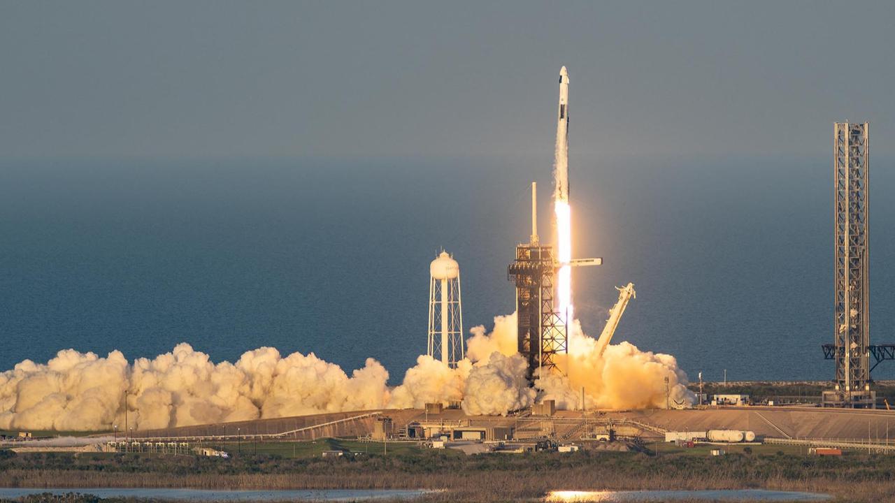 FOTO:  Misi Penyelamatan SpaceX  Falcon 9 untuk Menjemput Astronot NASA yang Terjebak