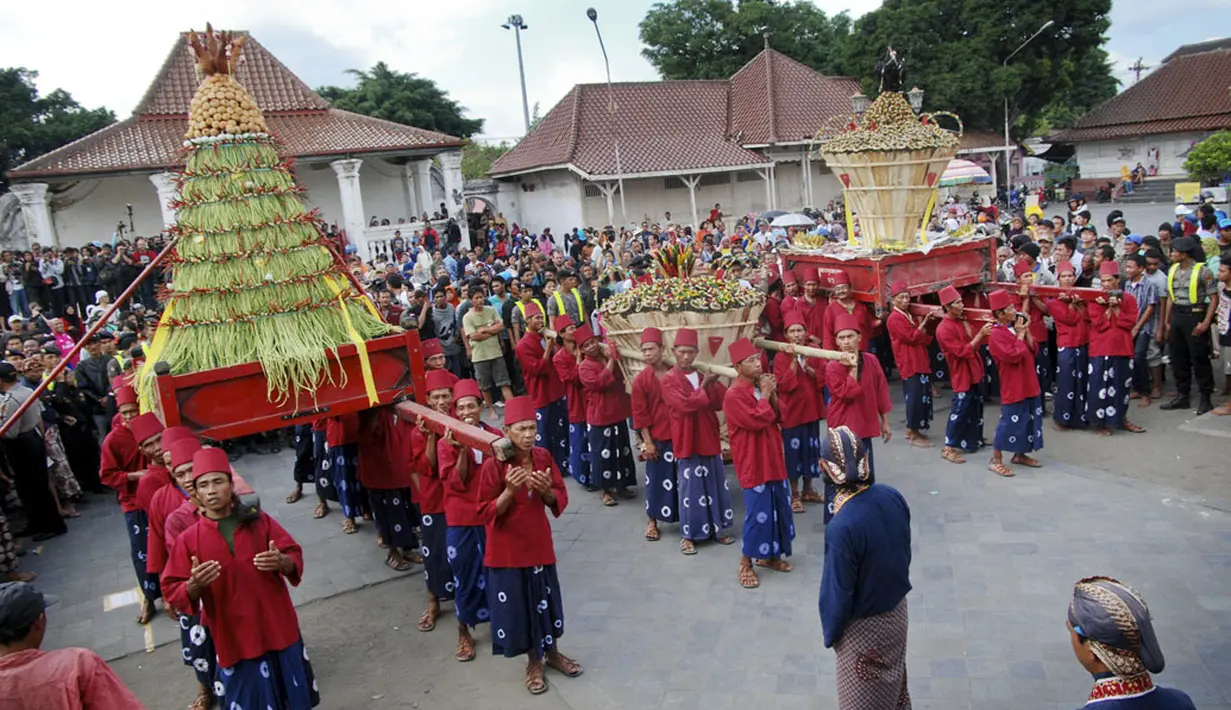 Sejumlah abdi dalem membawa gunungan Grebeg Syawal Keraton Yogyakarta di halaman Masjid Gede Kauman, (29/7/2014). (ANTARA FOTO/Andreas Fitri Atmoko)