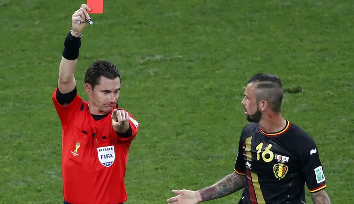 Gelandang Belgia, Steven Defour (kanan), diganjar kartu merah oleh wasit Benjamin Williams di laga penutup penyisihan Piala Dunia Grup H di Stadion Corinthians, Sao Paulo, (27/6/2014). (REUTERS/Paulo Whitaker)