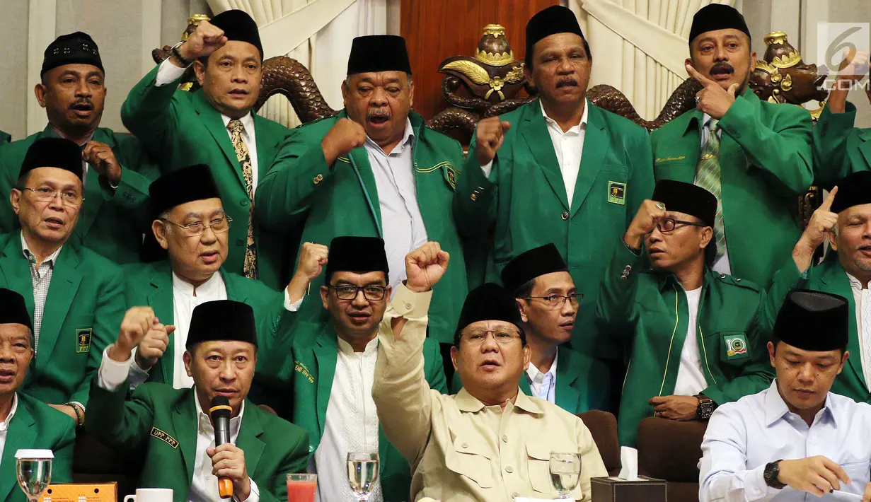 Ketua Umum PPP hasil Muktamar Jakarta, Humphrey Djemat, Capres Prabowo Subianto dan jajaran Pengurus PPP saat deklarasi dukungan capres-cawapres nomor urut 02, Prabowo-Sandiaga di Rumah Kertanegara, Jakarta, Rabu (28/11). (Liputan6.com/Johan Tallo)