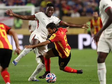 Gelandang Chelsea asal Portugal, Dario Essugo berebut bola dengan Houssem Tka (Esperance de Tunis) saat laga ketiga Grup D Piala Dunia Antarklub 2025 di Lincoln Financial Field, Philadelphia, pada 24 Juni 2025 waktu setempat atau Rabu (25/6/2025) pagi WIB. (FRANCK FIFE/AFP)