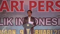 Presiden Joko Widodo (Jokowi) memberikan sambutan pada acara puncak Hari Pers Nasional (HPN) 2017 di Ambon, Maluku, Kamis (9/2). Pada acara puncak HPN ini ditandai dengan pemukulan tifa oleh Presiden Jokowi. (Liputan6.com/Faizal Fanani)