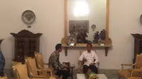 Jokowi dan AHY tampak berbicara empat mata tanpa didampingi oleh menteri kabinet kerja dan politisi. Pertemuan tersebut berlangsung tertutup. (Foto: Liputan6/Lizsa Egeham)