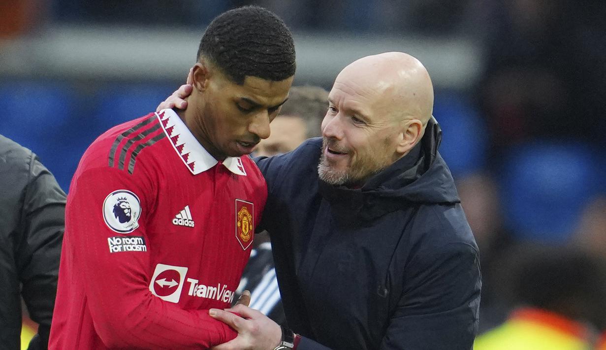 <p>Pelatih Manchester United, Erik ten Hag tersenyum dengan Marcus Rashford saat melawan Leeds United pada laga Liga Inggris di Stadion Elland Road, Minggu (12/2/2023). Gol yang dicetaknya di Elland Road itu menjadi gol ke-13 dari 15 pertandingan yang dijalani Marcus Rashford setelah Piala Dunia 2022. (AP Photo/Jon Super)</p>