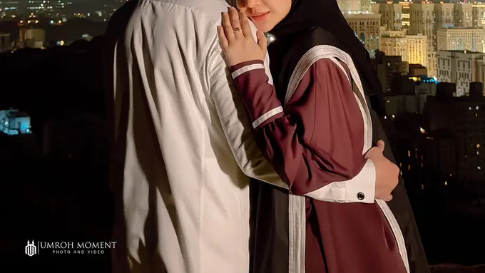 Gaya Bumil Zaskia Sungkar Saat Umrah, Tetap Modis dengan Abaya Karya Sendiri