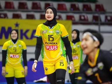 Nama pertama ada outside hitter andalannya Gresik Petrokimia Pupuk Indonesia, Hany Budiarti. Dara kelahiran Kediri, 20 Agustus 1996 tersebut tercatat memiliki pengikut sebanyak 187 ribu di akun Instagramnya @hanybudiarti15. (Bola.com/Bagaskara Lazuardi)