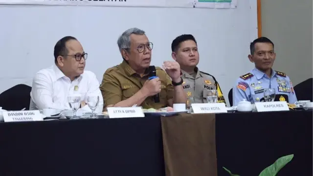 Wali Kota Tangerang Selatan (Tangsel) Benyamin Davnie meminta masyarakat tak mengkonsumsi ikan dari Sungai Cisadane yang tercemar.
