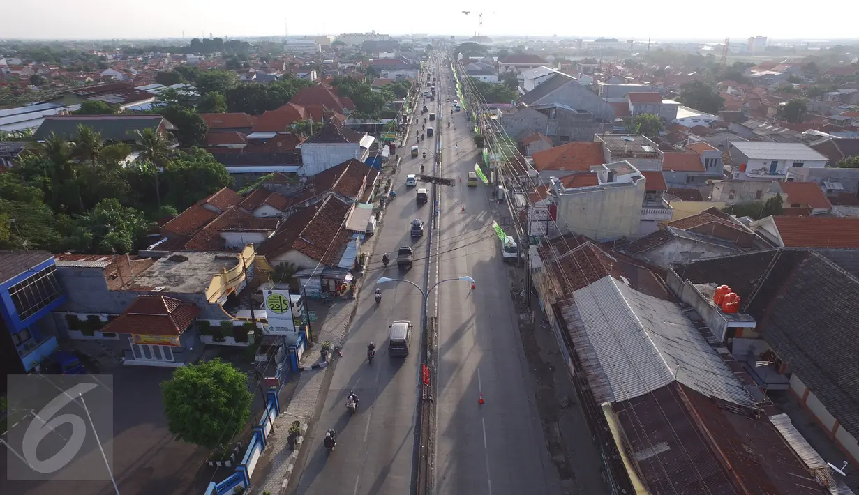 Jalanan tampak ramai lancar dari arah Pekalongan ke Brebes Exit di kawasan Simpang Maya, Tegal, Jawa Tengah, Minggu (10/7). Usai diberlakukan Contra flow, arus kendaraan dari Simpang Maya ke Brebes Exit dan Pantura lancar. (Liputan6.com/Herman Zakharia)