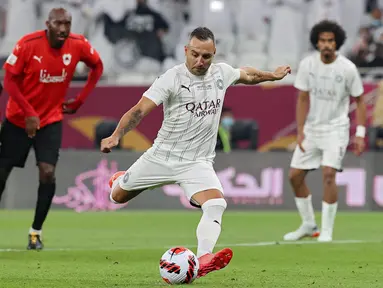 Santi Cazorla - Cedera membuat pemain asal Spanyol ini meninggalkan Arsenal setelah enam tahun berada di Emirates. Gelandang yang sempat mengemas 29 gol serta 45 assist kini bermain untuk klub Qatar, Al Sadd. (AFP/Karim Jaafar)