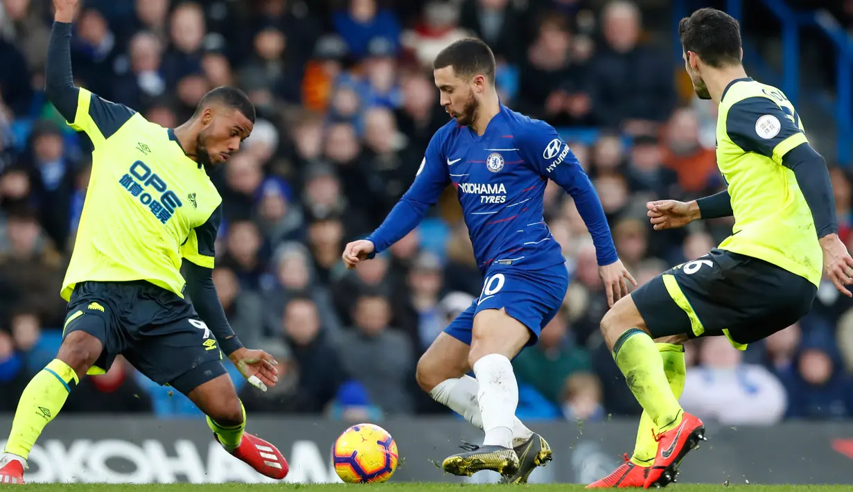 Pemain Chelsea, Eden Hazard (tengah) menggiring bola melewati pemain Huddersfield Town Elias Kachunga dan Christopher Schindler saat bertanding dalam lanjutan Liga Inggris di Stadion Stamford Bridge, London, Sabtu (2/2). (AP Photo/Hibah Alastair)