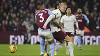 Pemain Manchester City, Erling Haaland, berusaha melewati pemain Aston Villa, Diego Carlos, pada laga lanjutan pekan ke-15 Premier League di Stadion Villa Park, Kamis (07/12/2023). Man City di luar dugaan takluk saat bertandang ke markas The Villans. (AP Photo/Rui Vieira)