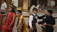 Anak-anak mengenakan pakaian adat bersiap mengikuti Festival Prestasi Indonesia di JCC Senayan, Jakarta (21/8). Mereka juga ikut dalam pembukaan acara dengan menyanyikan sejumlah lagu nasional. (Liputan6.com/Johan Tallo)
