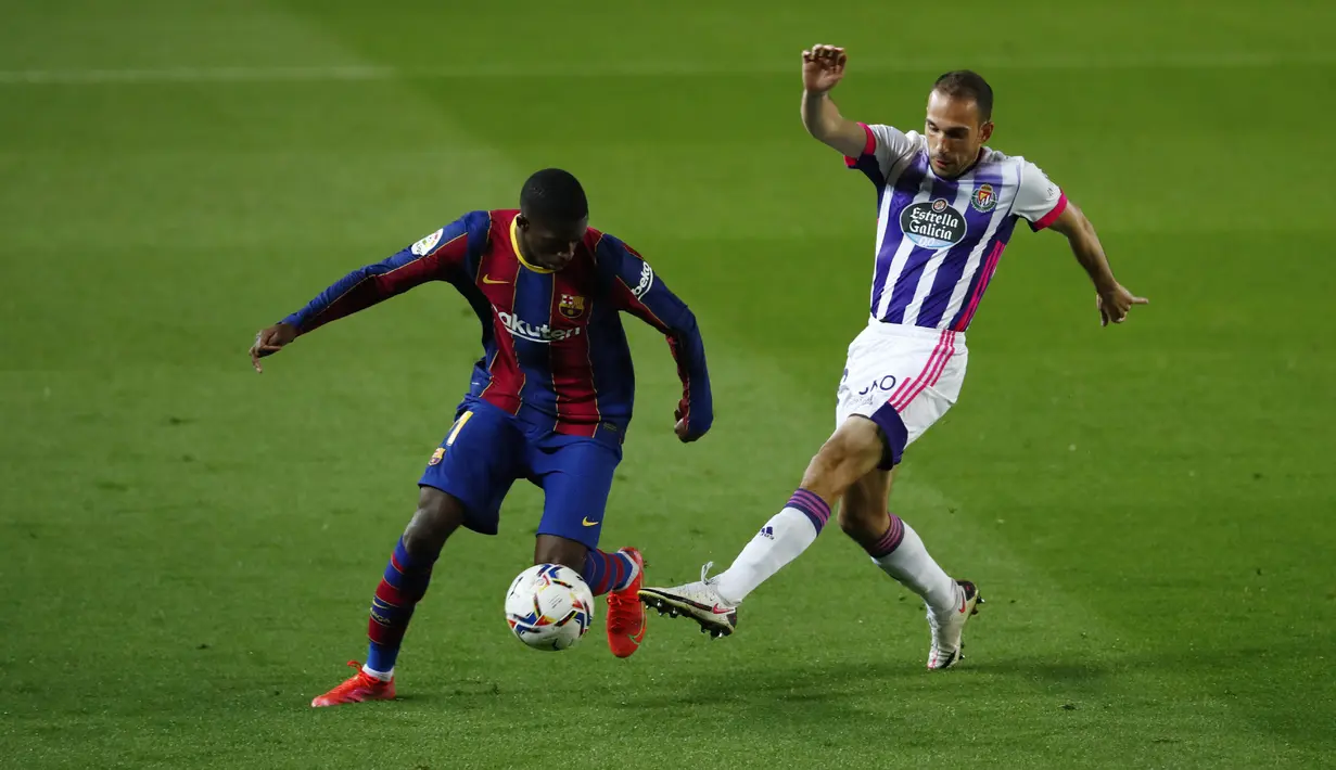 Penyerang Barcelona, Ousmane Dembele dan bek Real Valladolid, Nacho pada pekan ke-29 Liga Spanyol di Camp Nou, Selasa (6/4/2021) dini hari WIB. Barcelona susah payah menang tipis 1-0 berkat gol Ousmane Dembele. (AP Photo/Joan Monfort)