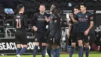 Bek Manchester City, Kyle Walker (kedua kiri) berselebrasi dengan rekan-rekannya usai mencetak gol ke gawang Swansea City pada laga perdelapan final Piala FA di di Liberty Stadium di Swansea, Wales, Kamis (11/2/2021). City menang tipis atas Swansea 1-0. (AFP/Pool/Rebbeca Naden)
