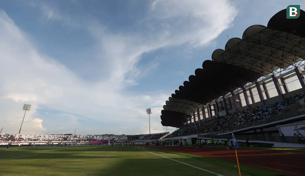 Langit biru menghiasi pertandingan lanjutan BRI Liga 1 2024/2025 antara Persita Tangerang melawan Arema FC di Indomilk Arena, Tangerang, Minggu (20/04/2025) WIB. (Bola.com/M Iqbal Ichsan)