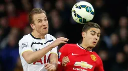 Gelandang Manchester United, Andreas Pereira berebut bola udara dengan pemain Tottenham Harry Kane saat Laga Liga Premier Inggris di Stadion Old Trafford, Inggris(15/3/15). Manchester United menang 3-0 atas Tottenham Hotspur. (Reuters/Carl Recine)
