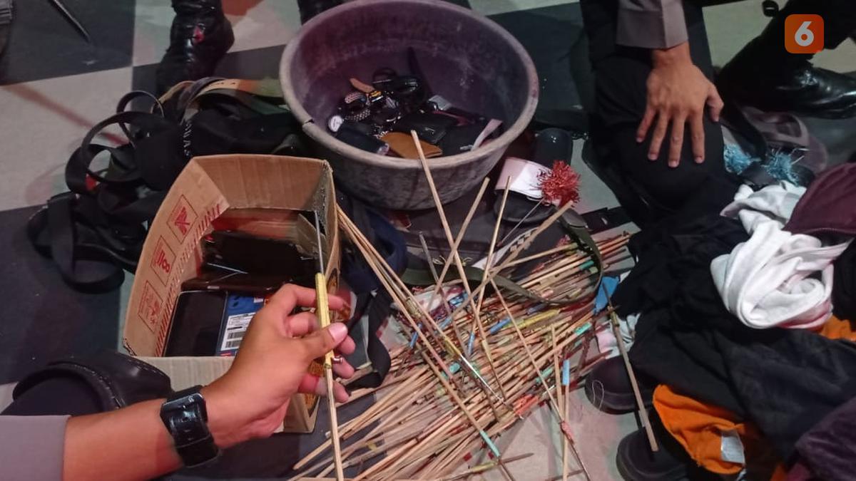 Kronologi Dicopotnya Kanit Reskrim Polsek Tallo usai Gerebek Markas Batalyon 120 - Vimarsana News