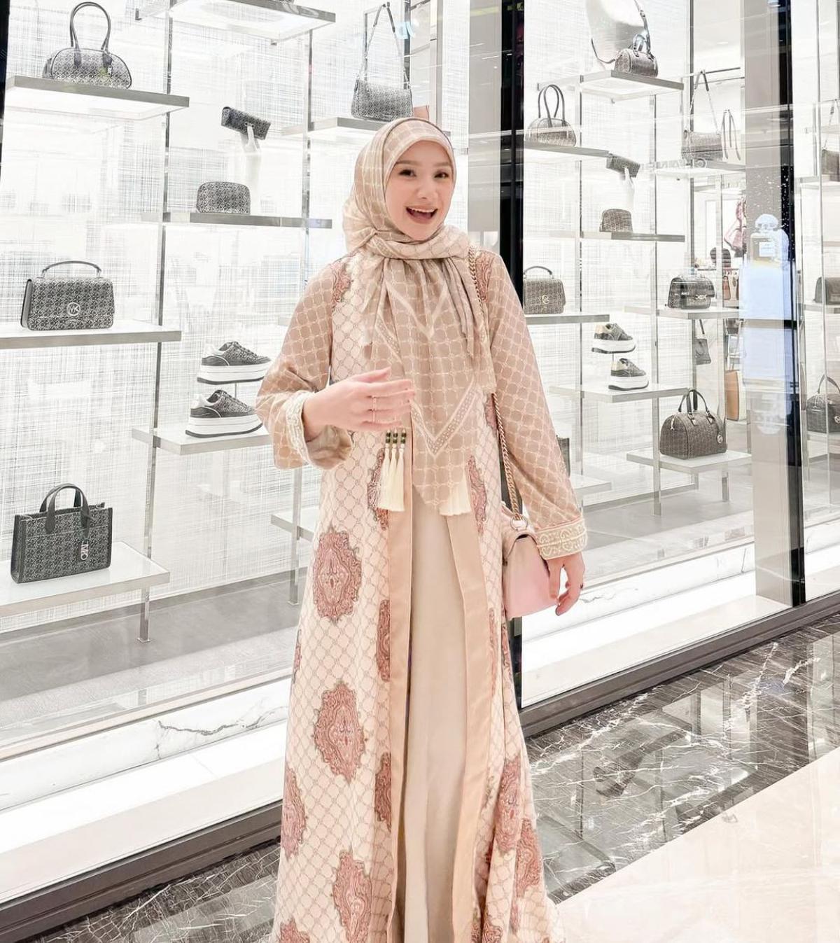 Potret Sederhana Indri Giana, Istri Ustaz Riza yang Pesonanya Bikin Netizen Terpukau