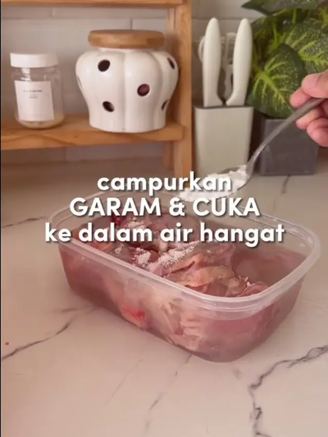 Modal 2 Bahan, Ini Cara Cairkan Ayam Beku dari Freezer dengan Hanya 7 Menit