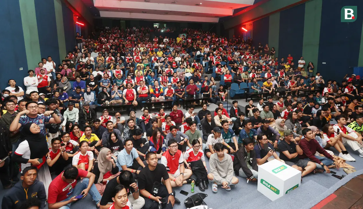 Fans yang tergabung dalam Arsenal Indonesia Supporter (AIS) tumpah ruah saat acara Roaring Night Arsenal vs Everton di Bulungan Theatre Building, Jakarta, Minggu (19/5/2024). (Bola.com/M Iqbal Ichsan)