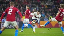 Pertandingan yang berlangsung di Sinobo Stadium, Praha, Minggu (25/9/2022) tersebut dimenangkan tim tamu dengan empat gol tanpa balas. (AP/Petr David Josek)