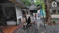 Seniman menyelesaikan karya lukisnya di Pasar Seni Ancol, Jakarta, Rabu (24/11/2021). Paska pandemi yang berlangsung dua tahun, sejumlah seniman di Pasar Seni Ancol mulai beraktifitas menjadikan karya-karyanya sebagai sumber daya hidup mereka. (merdeka.com/Arie Basuki)