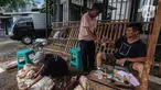 Pengepul melakukan pembayaran kulit hewan kurban di Tanah Abang, Jakarta Pusat, Selasa (18/6/2024). (Liputan6.com/Angga Yuniar)