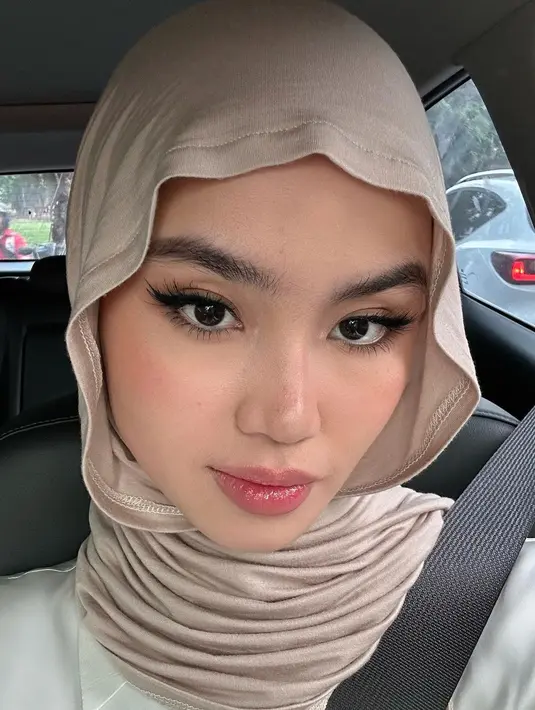Untuk mendapatkan tampilan satu ini, kamu bisa memilih pashmina dengan bahan kaos yang memiliki ciri khas lentur dan ringan. [@sashfir].