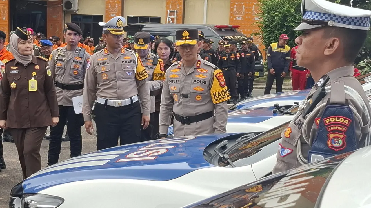 Kapolda Lampung, Irjen Pol Helfi Assegaf saat melihat kesiapan pasukan untuk penjagaan mudik lebaran 2026. (