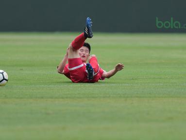 Pemain Korea Utara jatuh saat melakukan sesi uji coba lapangan di Stadion Pakansari, Bogor, (26/4/2018). Korea Utara akan mengikuti ajang PSSI Anniversarry Cup 2018. (Bola.com/Nick Hanoatubun)