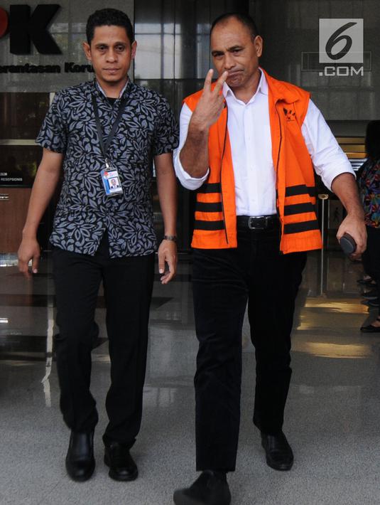 Bupati Ngada Marianus Sae mengacungkan salam dua jari usai menjalani pemeriksaan lanjutan di Gedung KPK Jakarta, Selasa(20/3). Marianus diperiksa terkait kasus dugaan suap proyek infrastruktur di Kabupaten Ngada, NTT. (Merdeka.com/Dwi Narwoko)